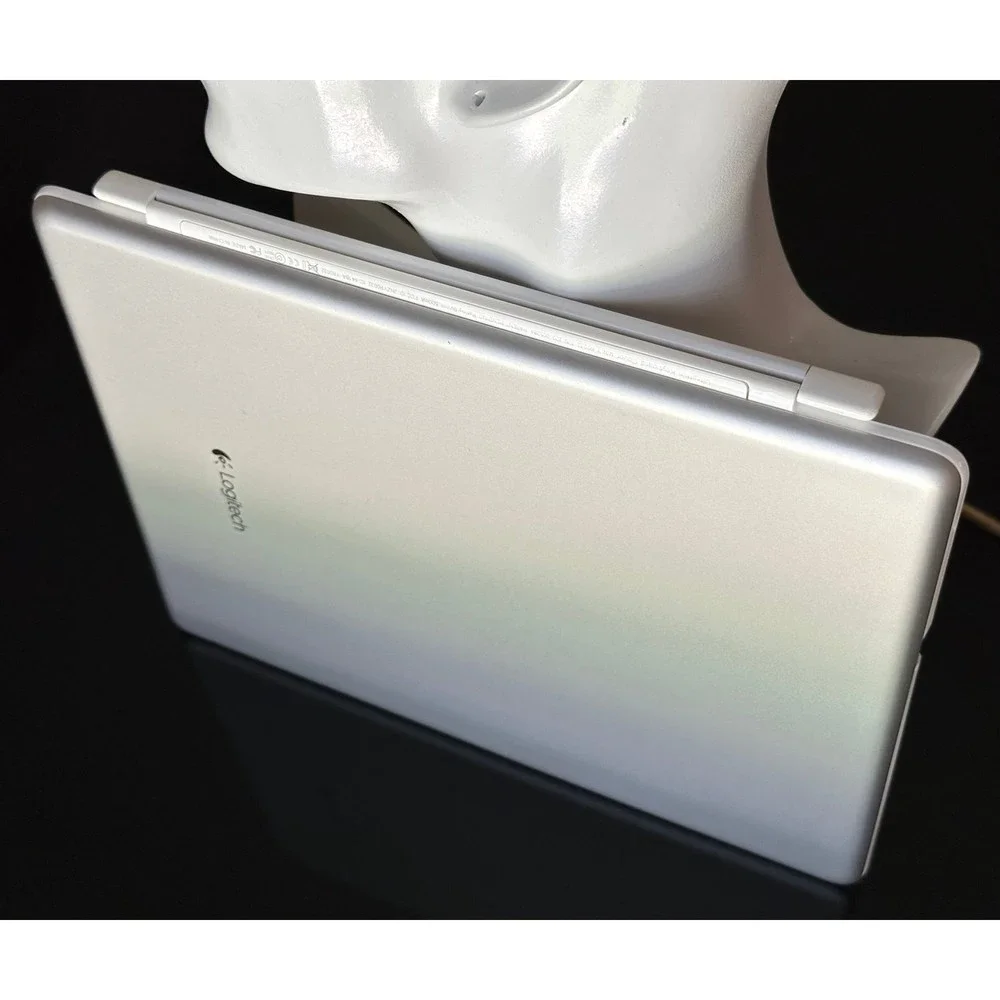 White Logitech Ultrathin Bluetooth Keyboard Tablet Cover Low Profile iPad 2/3/4